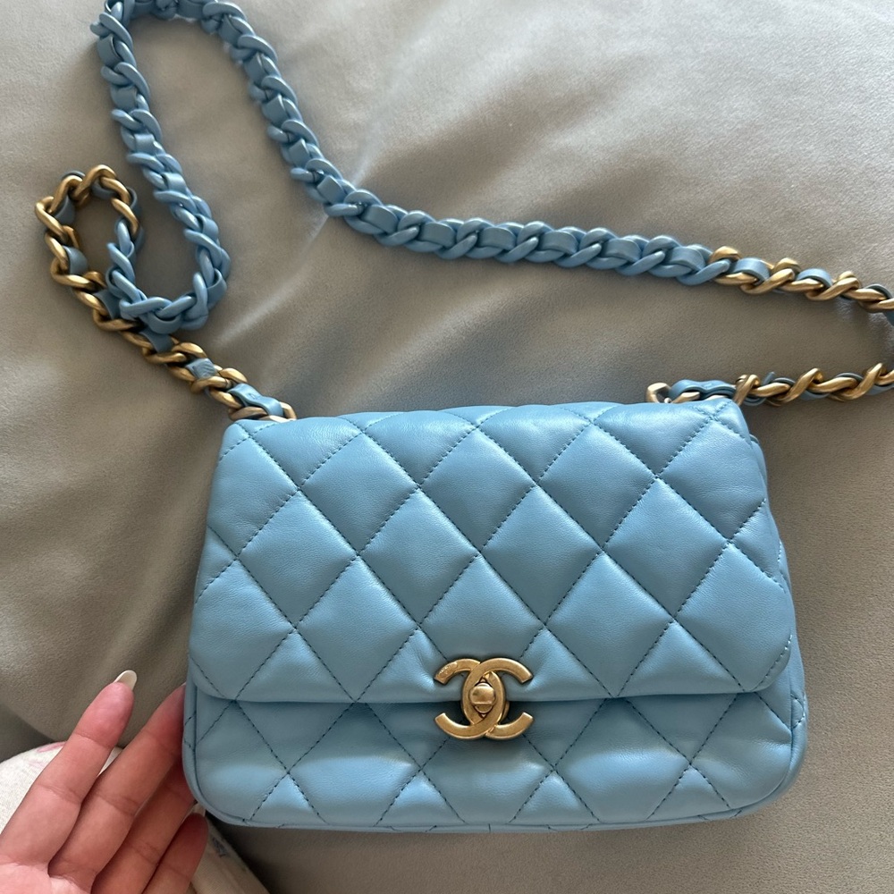 CHANEL Sky Blue Quilted Crossbody Bag with Gold Chain - Picture 4 of 9